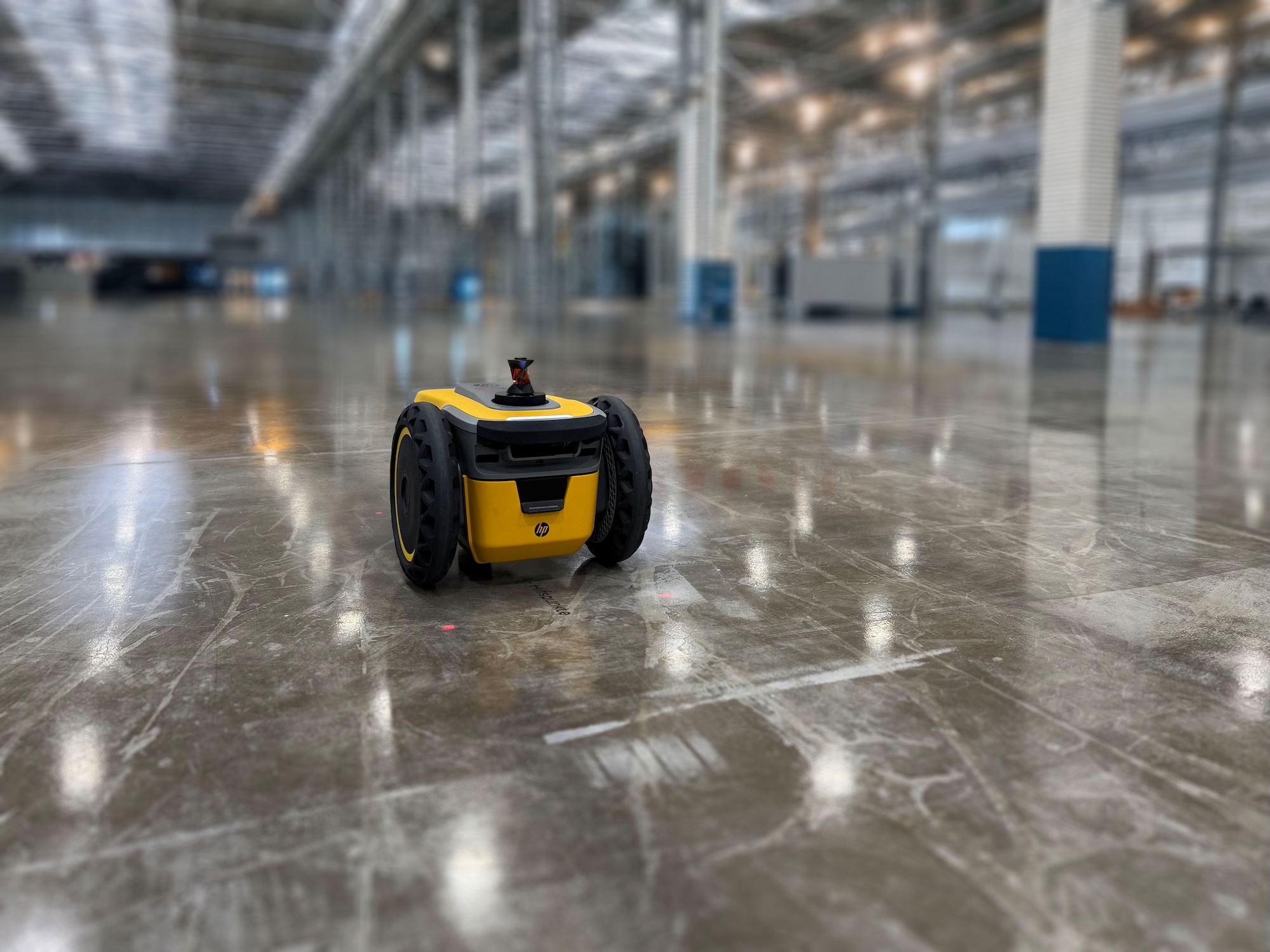 Druckroboter Messebau Der Druckroboter von HP überträgt Markierungspunkte auf den Hallenboden