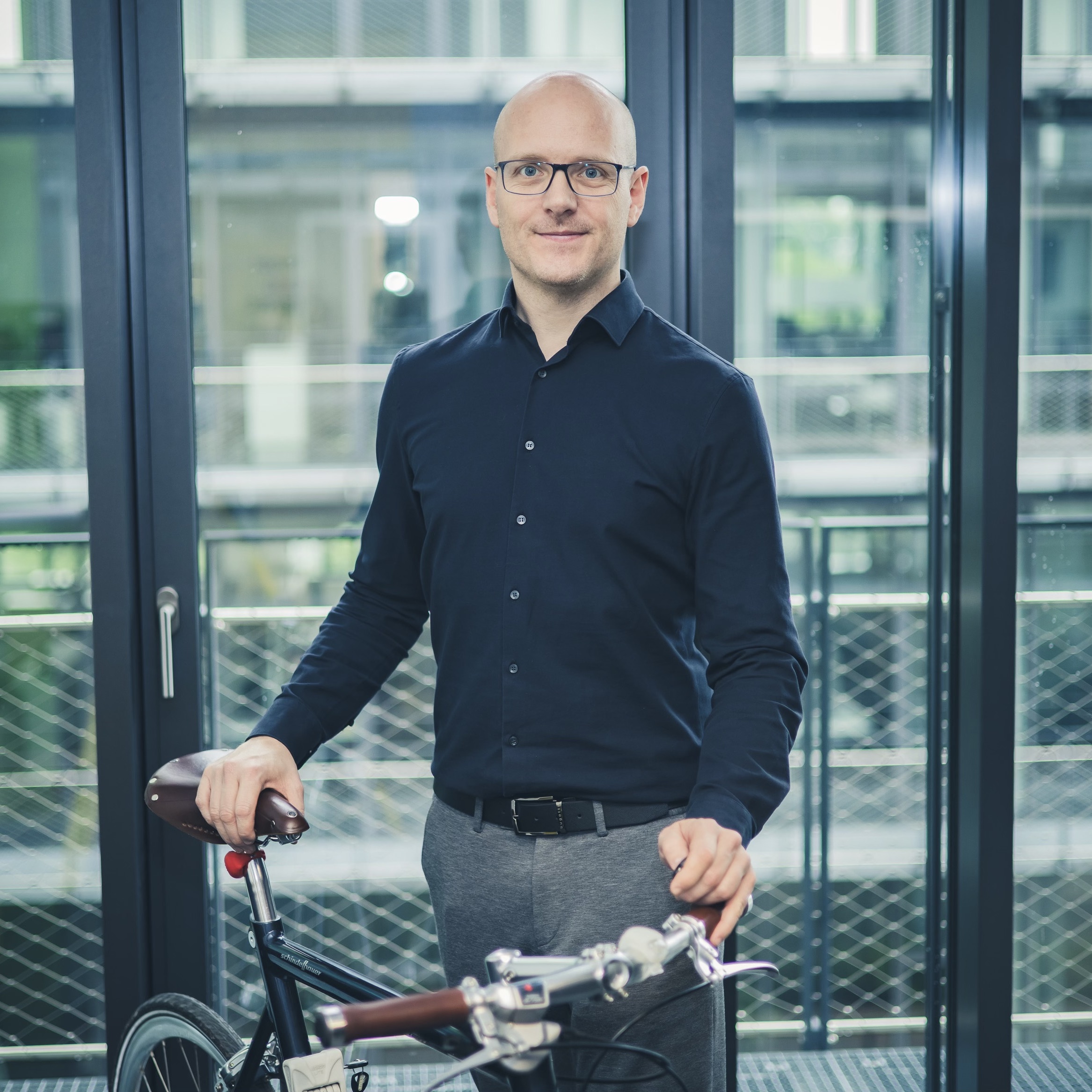 Florian Schafhäutl mit Dienstrad Inhaber Florian Schafhäutl mit seinem Dienstfahrrad