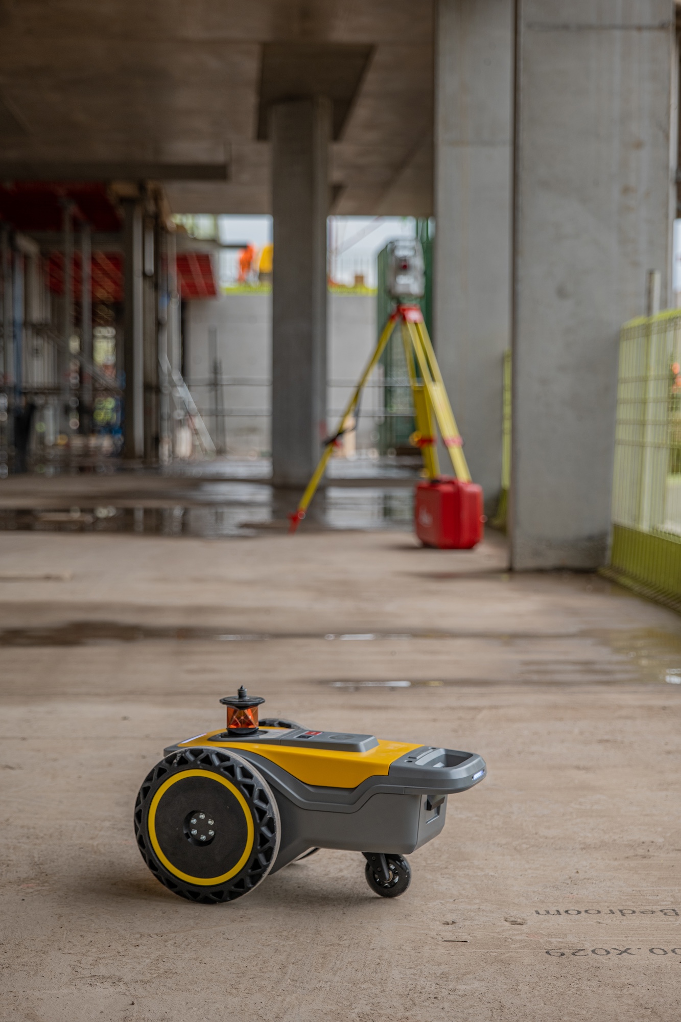 HP SitePrint Roboter HP Site-Print auf der Baustelle, der auf den Boden gedruckte Text unterstützt die Ausführung der Bauarbeiten