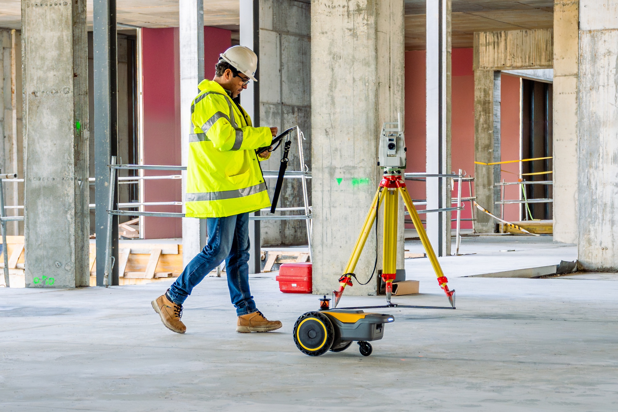 HP SitePrint im Druckbetrieb Der Baustellendrucker im Betrieb, im Hintergrund überwacht ein Mitarbeiter den HP SitePrint