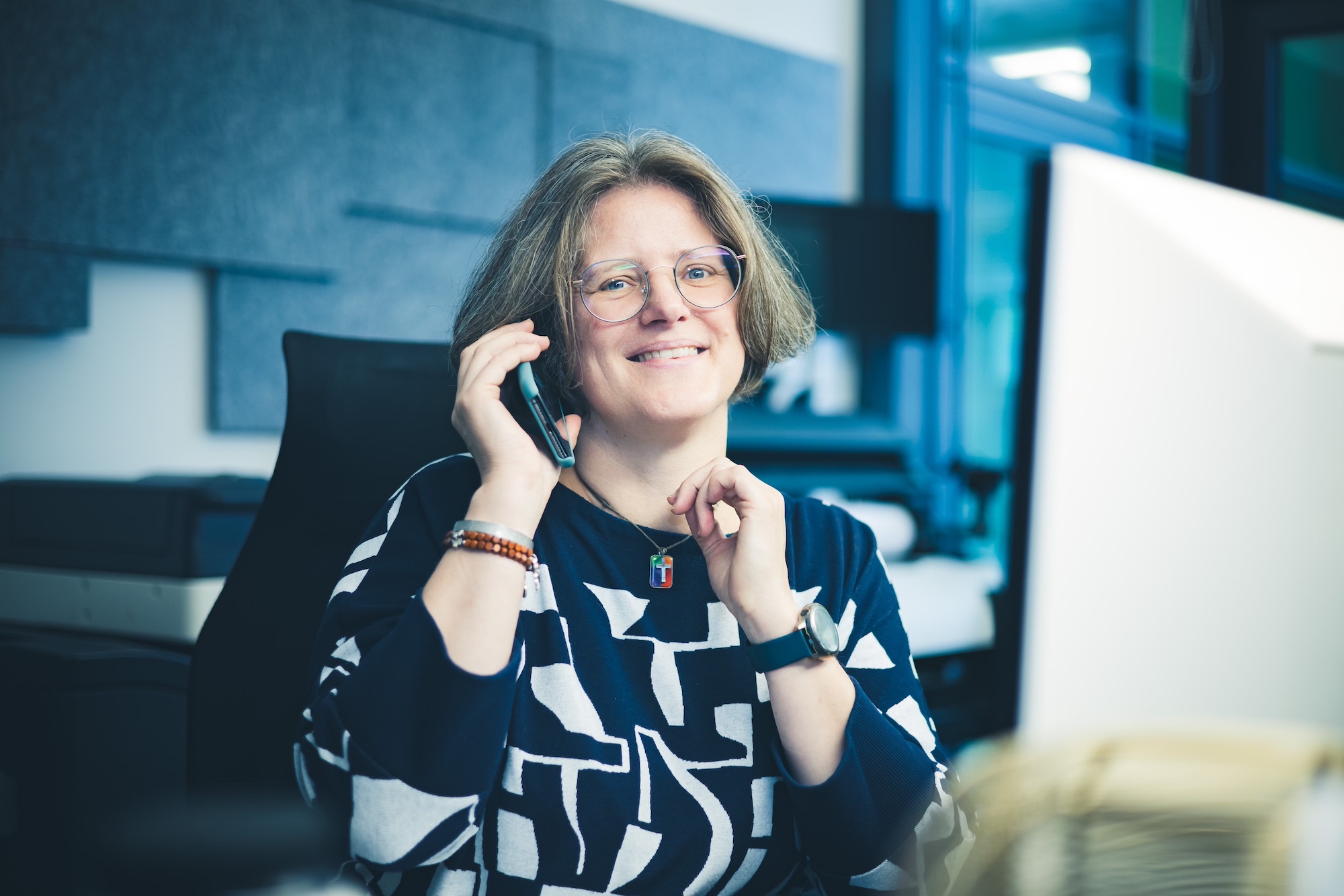 Sandra Pohl Mitarbeiterin Sandra Pohl am Telefon